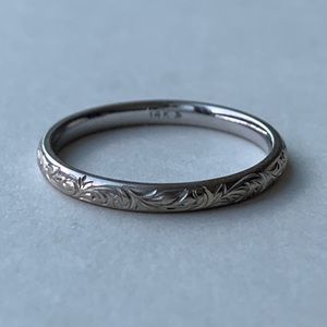 14k White gold ring with scroll engraving